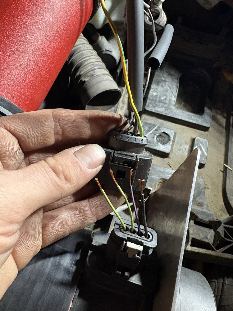 Electrical connector diagnosis during mobile mechanic repair